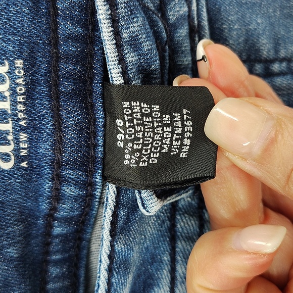 A New Approach a.n.a Crop Denim Jeans Size 29 Stitched Back Pockets - Picture 4 of 7